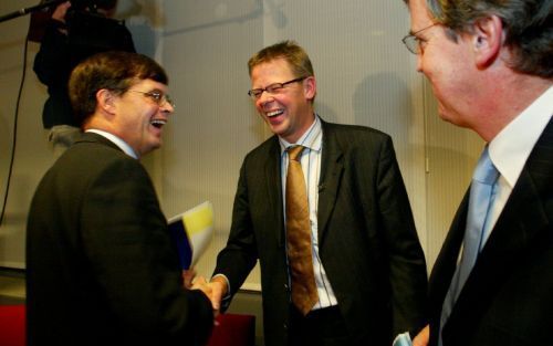 DEN HAAG CNV-voorzitter Terpstra en premier Balkenende (l) schudden elkaar de hand na het bereiken van een sociaal akkoord. Rechts MKB-Nederland voorzitter Hermans. Kabinet, werkgevers en vakbonden hebben vrijdagnacht na bijna vier uur onderhandelen een s