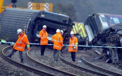 BERKSHIRE - Reddingswerkers staan bij trein die ontspoorde nadat deze een auto overreed op een gelijkvloerse kruising. Het ongeluk gebeurde zaterdagavond. Foto: EPA