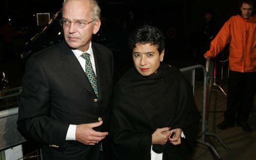 AMSTERDAM - Minister Gerrit Zalm en zijn vrouw Lydia arriveren maandagavond bij de Westergasfabriek om afscheid te nemen van Theo van Gogh. De kist met het lichaam van de vermoorde cineast/columnist werd hier maandagavond opgebaard. Zalm speelde on langs 