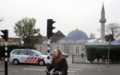 EINDHOVEN - Politiebewaking bij de moskee aan de Willemstraat in Eindhoven, maandagmiddag. De gemeente Eindhoven wil alle islamitische gebouwen in de stad 24 uur per dag gaan bewaken. Dat heeft burgemeester Sakkers maandag gezegd tijdens een persconferent