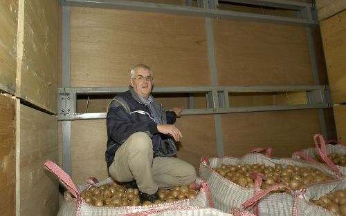 &#61656;u18,5,0&#61655;’s GRAVENPOLDER â€“ Directeur Jac. Pieper van TSG te midden van de uien in een van de schuren waarin een droogwand van het nieuwe type dienstdoet. „Door de stalen frames staan de droogwanden nu los van de wand. Op die manier is er b