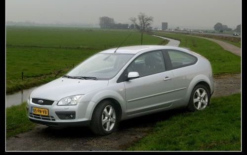 De originaliteit qua design van de eerste generatie Ford Focus wordt door de nieuweling bij lange na niet benaderd. Qua ruimte, afwerking en weggedrag is hij echter verbeterd. Foto RD, Henk Visscher