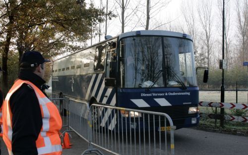 LIEMPDE - Arrestanten worden vrijdagochtend afgevoerd bij een kampeerboerderij in Liempde. De nationale recherche deed daar en op andere locaties in Nederland invallen. Volgens burgemeester J. van Homelen gaat het om trainingskampen van de PKK. De beheerd