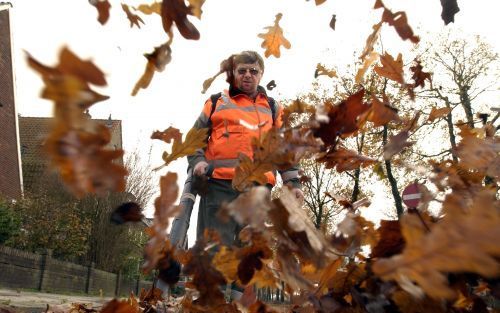 HEERENVEEN â€“ Eikenbladeren waaien hoog op als Wolter Stoelwinder van de gemeente Heerenveen zijn bladblazer op volle kracht laat werken. Samen met zijn collega’s van wijkbeheer zorgt hij er sinds vorige maand voor dat de omgeving ook dit jaar bladvrij w