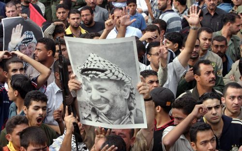 „IsraÃ«l, de Palestijnen, het Midden Oosten en de hele wereld hebben alle belang bij daadkracht na de dood van Arafat.” Foto: Palestijnen komen na de dood van Arafat in Gaza stad bij elkaar. Foto EPA