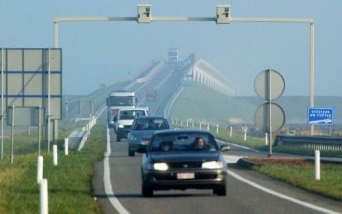 ZIERIKZEE â€“ Het verkeer dat gebruikmaakt van de Zeelandbrug wordt sinds vrijdag op het hele traject in de gaten gehouden met camera’s. Deze berekenen over dat traject van elk voertuig de gemiddelde snelheid. Volgens de provincie Zeeland is de maatregel 