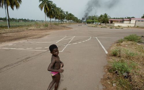 YAMOUSSOUKRO â€“ Een Ivoriaans jongetje loopt over straat in de door geweld geteisterde hoofdstad Yamoussoukro. Door de aanhoudende gevechten zijn al 5000 buitenlanders het West Afri kaanse land ontvlucht. Ook de Nederlandse ambassadeur is inmiddels vertr