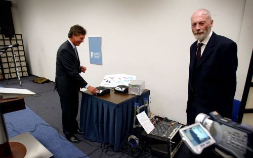 DEN HAAG â€“ Drs. M. Frequin stelt, namens de zieke minister Brinkhorst van Economische Zaken, met Ã©Ã©n druk op de knop het nieuwe kerktelefoonnet werk officieel in gebruik. FotoRD, Sjaak Verboom