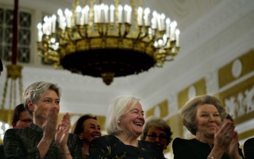 DEN HAAG â€“ Applaus van koningin Beatrix (r.) en minister Van der Hoeven van Onderwijs (l.) voor Hella Haasse (m.). Zij ontving woensdag uit handen van de vorstin voor haar gehele oeuvre de Prijs der Nederlandse Letteren. Foto ANP