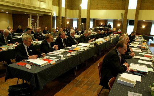 NUNSPEET â€“ De generale synode 2004 van Utrecht West/Nunspeet werd woensdagmiddag gesloten â€“ eerder dan verwacht. In zijn slotmeditatie stond de preses, ds. J. Westerink, stil bij Filippenzen 1:27: „Alleenlijk, wandelt waardiglijk het Evangelie van Chr