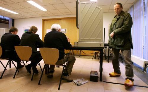 STEENDEREN â€“ Een kiezer brengt in het gemeentehuis van Steenderen zijn stem uit. woensdag werden in vrijwel alle gemeenten in de Achterhoek gemeenteraadsverkiezingen gehouden. Foto ANP