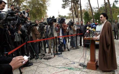 TEHERAN â€“ De Iraanse president Khatami sprak woensdag met journalisten na een kabinetszitting. De Amerikaanse minister van Buitenlandse Zaken, Powell, maakte woensdag bekend dat Iran bezig is raketten geschikt te maken voor het dragen van kernkoppen. Ir