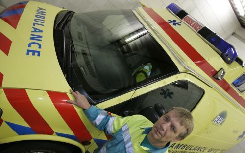 ZALTBOMMEL â€“ Ambulanceverpleegkundige Frans Klarenbeek voor zijn voertuig in de ambulancepost van Zaltbommel. De directie van de Regionale Ambulancevoorziening Gelderland Zuid wil dat de ambulancebroeders ’s nachts slaapdiensten gaan draaien. Klarenbeek