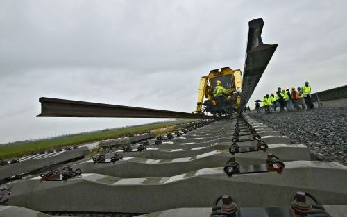 ECHTELD â€“ In wandeltempo rijdt spoorbouwmachine Paganelli over de spoorstaven die hij onder zich op de betonnen dwarsliggers van de Betuweroute aanbrengt. In Ã©Ã©n vloeiende beweging gaat 360 meter staaflengte in de metalen ankers. De nieuwe methode van