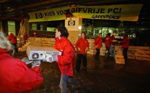 UTRECHT - Actievoerders van Greenpeace bouwen vrijdagochtend een muur van oude Hewlett-Packard-computers voor de hoofdingang van het computerbedrijf in Utrecht. Met de blokkade protesteert Greenpeace tegen het gebruik van broomhoudende brandvertragers in 