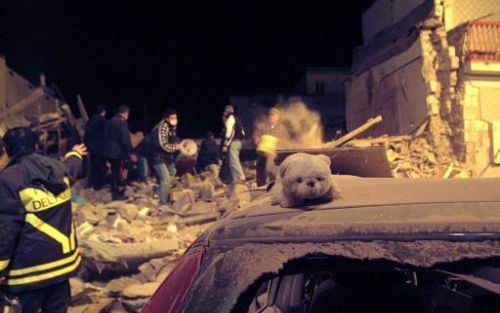 FOGGIA -In de Italiaanse stad Foggia zijn acht mensen om het leven gekomen door een zware explosie. Foto EPA