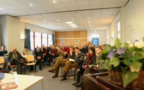 VEENENDAAL â€“ De George Whitefield Stichting hield zaterdag in Veenendaal haar elfde studiedag. Zo’n tachtig aanwezigen kwamen bijeen onder het motto ”Mag het ook iets meer zijn? Wegwijzers naar een Godgericht leven”. Foto Jan Rozendaal