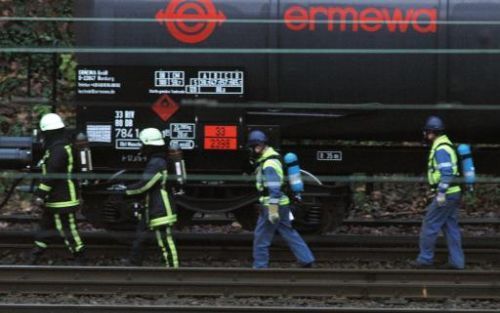 Brandweermannen onderzoeken maandagmiddag waarom acht agenten onwel zijn geworden op het station in Arnhem. De agenten hadden geassisteerd bij de ontruiming van het station, nadat een treinpassagier maandagochtend onwel was geworden. De brandweer zocht de