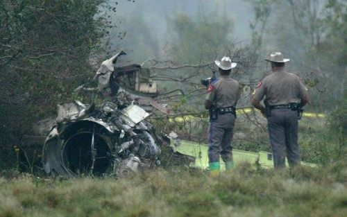 HOUSTON - Politie agenten bekijken de chaos nadat een privÃ©â€“straalvliegtuig van de Amerikaanse oud-president George H.W. Bush is neergestort. Foto EPA