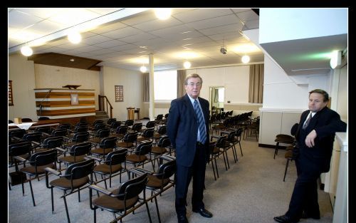 OOSTERBEEK - De hervormde evangelisatie op gereformeerde grondslag Eben HaÃ«zer in Oosterbeek ontstond in 1948. Op zondag 5 december wordt de laatste dienst gehouden. Ouderling T. J. Doornekamp (r.): „Over drie weken wordt alles hier weggehaald. Het is he