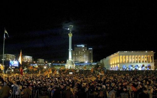 KIEV â€“ Tienduizenden aanhangers van de OekraÃ¯ense oppositieleider Viktor Joesjtsjenko in het centrum van Kiev uiten hun ongenoegen over de volgens hen frauduleuze uitslag. Alom is met verbazing en verontwaardiging gereageerd op de overwinning van premi