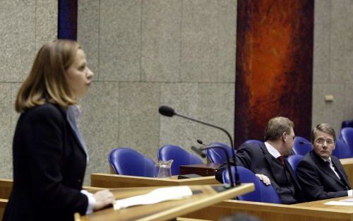 DEN HAAG â€“ Het D66-kamerlid Van der Laan (l.) verdedigde dinsdag in de Tweede Kamer haar motie om het grondwetsartikel over godslastering te heroverwegen. Rechts minister Donner van Justitie. Foto Gerhard van Roon