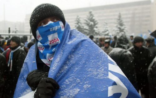 KIEV â€“ Een aanhanger van de OekraÃ¯ense oppositieleider Joesjtsjenko heeft zich goed ingepakt tegen de winterkou in de hoofdstad Kiev. Woensdag maakte de kiescommissie officieel bekend dat Joesjtsjenko de verkiezingen heeft verloren. Zijn achterban heef