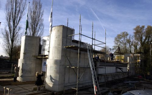 ROTTERDAM â€“ De bouw van de Prinses Irenebrug in Rotterdam bereikte woensdag het hoogste punt. De oude brug was al jaren niet meer toereikend voor de dagelijkse verkeersstroom. Foto Roel Dijkstra