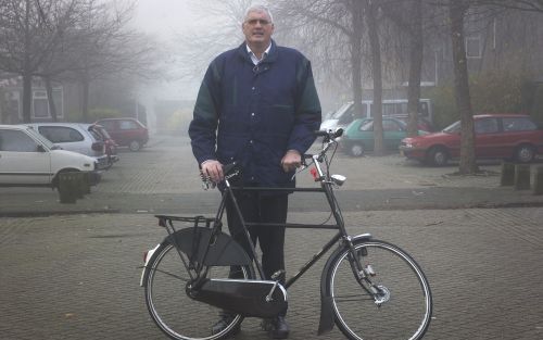 SPIJKENISSE â€“ AndrÃ© Franken uit Spijkenisse is 2,18 meter lang. Hij zit al meer dan dertig jaar in de WAO. „Als iemand een vervelende opmerking maakt, zeg ik vaak: Daar sta ik boven.” Foto Roel Dijkstra