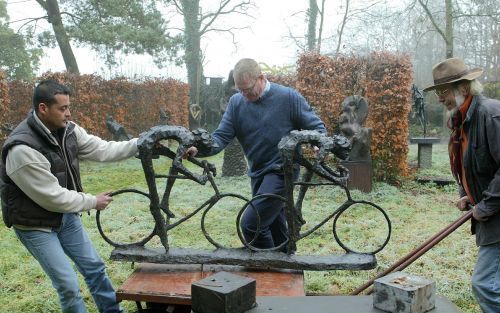 DE BILT â€“ Beeldhouwer Jits Bakker (r.) bij het beeld ”De Toerenners”. Vorig jaar werd het beeld gestolen. De politie vond het kunstwerk terug in een loods in Den Haag. De 66 jarige Bakker werd over een periode van twee jaar 21 keer bestolen. Een groot a