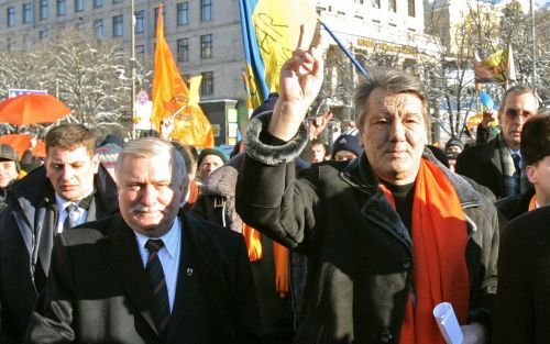 KIEV - De voormalige Poolse vakbondsleider en president Lech Walesa (l.) was donderdag in de OekraÃ¯ense hoofdstad Kiev om te bemiddelen in de politieke crisis. Hij sprak onder anderen met oppositieleider Joestsjenko (r.) - Foto EPA