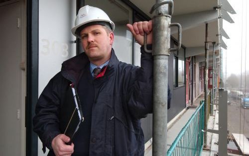 WEESP â€“ Bouwopzichter Kees van de Steeg: „De moord op Theo van Gogh is aanleiding voor veel gesprekken. Sommige moslims vragen: „Jij bent christen, zou jij Van Gogh hebben doodgeschoten?” Foto Paul Dijkstra