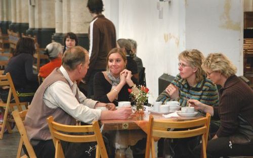 AMERSFOORT â€“ Bijeenkomen rond de doop die jaren geleden plaatsvond. Het was een van de doelen van de doopreÃ¼nie in de Joriskerk in Amersfoort, afgelopen zaterdag. In groepjes praten bezoekers na over de doop. Foto Erik Kottier