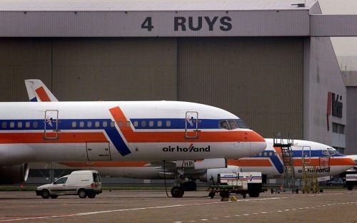 ROTTERDAM - Vliegtuigen van Air Holland op Schiphol. Het bedrijf, dat begin dit jaar failliet ging, werddeels gefinancierd door drugsgeld. De afgelopen maanden zijn zeven mensen aangehouden. Het witgewassen geld werd in 2001 en 2002 in de maatschappij gei