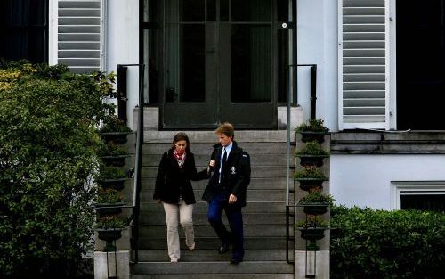 SOESTDIJK - Prins Pieter-Christiaan en zijn vriendin Anita van Eijk verlaten dinsdag paleis Soestdijk na een bezoek aan de zieke prins Bernhard. De prins heeft dinsdag weer veel bezoek van familieleden gekregen. Foto ANP.