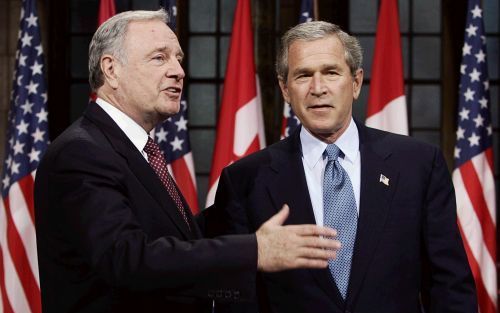 OTTAWA - De Canadese minister-president Paul Martin (links) verwelkomt de Amerikaanse president George Bush bij het parlement in Ottawa, dinsdag 30 november. Foto EPA.