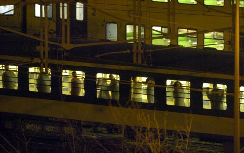 ROTTERDAM â€“ Het treinverkeer bij Rotterdam was woensdagavond urenlang gestremd nadat er een melding was binnengekomen dat er een man met een bom of granaat in een van de treinen zou zitten. Foto Roel Dijkstra