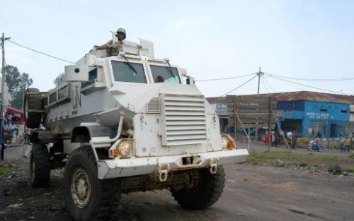 GOMA - Een gepantserde voertuig van de VN rijdt door de straten van Goma in Oost Congo. VN-patrouilles hebben vanuit helikopters gezien hoe Rwanda troepen samentrekt nabij de grens van het grotere maar zwakkere buurland Congo. Foto: EPA