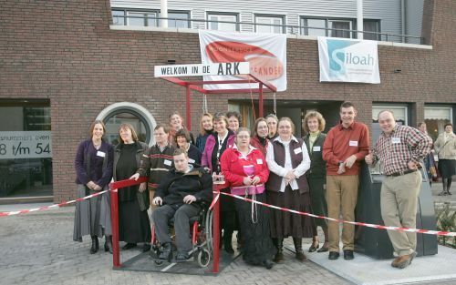 WERKENDAM â€“ Bewoners en hun begeleiders poseren voor de donderdag geopende woonvoorziening De Ark in Werkendam. Foto Rob Kamminga