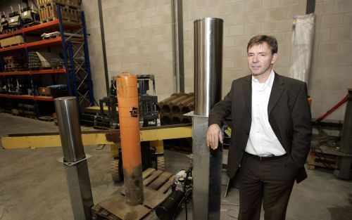 NUENEN â€“ Directeur John de Haan van Mecurity ramkraakbeveiliging in Nuenen ontwierp een nieuw model antiramkraakpaal en liet het ontwerp door TNO certificeren. Op de foto De Haan bij een prototype. De roestvrijstalen paal rechts op de foto is de beweegb