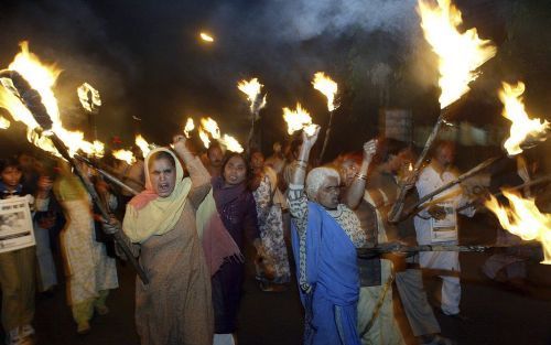 BHOPAL â€“ Slachtoffers van de giframp in het Indiase Bhopal gingen donderdagavond met fakkels door de straten. Het is vandaag twintig jaar geleden dat 40 ton metylisocyanaat uit de fabriek lekte. Ongeveer 3500 mensen stierven tijdens en kort na de ramp. 