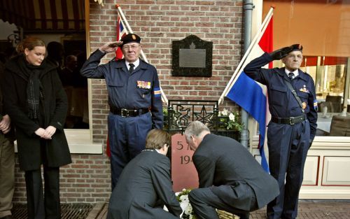 WAGENINGEN â€“ Bij hotel De Wereld in Wageningen is gisteren een korte herdenkingsbijeenkomst gehouden voor prins Bernhard. Burgemeester Pechtold en generaal buiten dienst Maas legden een krans bij een monument voor het hotel waar de prins in 1945 aanwezi