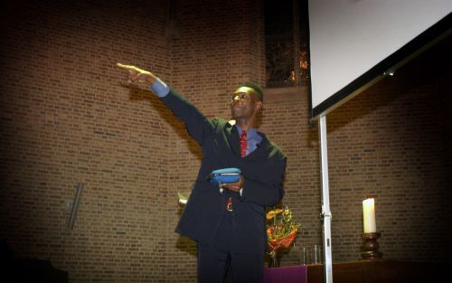 STOLWIJKâ€“ Victor Emenike, de Nigeriaanse evangelist die overal ter wereld genezingscampagnes houdt, is al een maand lang te gast in de confessioneel hervormde gemeente in Stolwijk. „Als u ziek bent en u wilt dat God iets wonderlijks voor u doet: kom naa