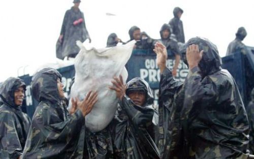 Soldaten lossen een schip met hulpgoederen in Quezon, het noordoorsten van de Filipijnen. Noodweer trof de afgelopen twee weken het noorden en oosten van de Filipijnen. Het kostte 628 mensenlevens. 718 personen worden vermist. Foto EPA