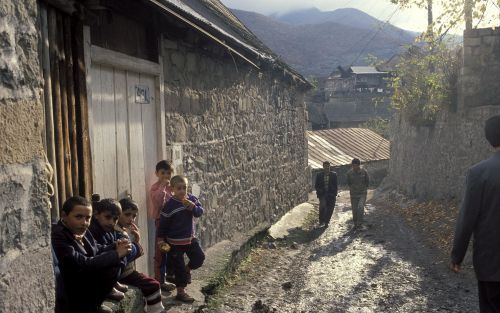 ALIABAD â€“ Kinderen in een dorp in de vroegere Sovjetrepubliek Azerbeidzjan. De autoriteiten van het dorp Aliabad, in de regio Zakatala, weigeren geboorteaktes op te stellen voor kinderen met christelijke namen. De achttien maanden oude Lukas Eyvazov bes