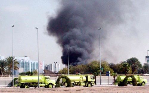 JEDDAH â€“ Rook stijgt op van het Amerikaanse consulaat in Jeddah. Bij een terroristische aanval en een daaropvolgende interventie van een Saudische antiterreureenheid kwamen maandag zeker acht mensen om het leven. De Saudische tak van al Qaida heeft de v