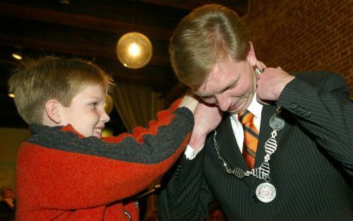 NIEUWPOORT â€“ Burgemeester Kats krijgt van zijn zoontje de ambtsketen omgehangen. SGP’er K. G. J. Kats werd maandagavond in Nieuwpoort geÃ¯nstalleerd als burgemeester van de gemeente Liesveld. Hij is de jongste burgemeester van Nederland. Foto Dirk Hol