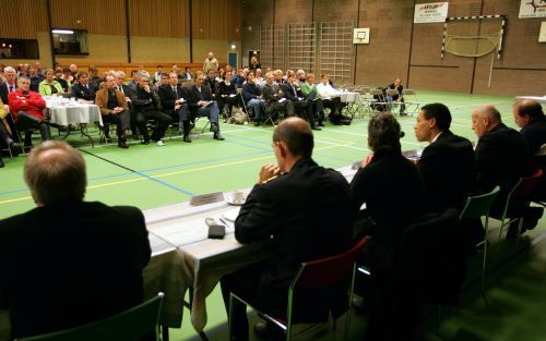 WINKEL â€“ Bewoners van het dorpje Lutjewinkel waren dinsdagavond bijeen om vragen te stellen over de brand die de Campina fabriek vrijdag trof. De kersverse burgemeester van Niedorp, waar Lutjewinkel onder valt, leidde de bijeenkomst. Op de foto is de bu