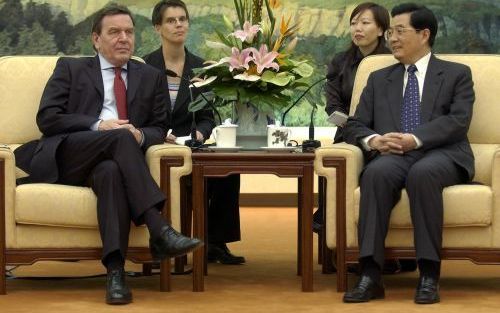 PEKING â€“ De Duitse bondskanselier Gerhard SchrÃ¶der â€“voorstander van opheffing van het EU wapenembargo tegen Chinaâ€“ werd dinsdag in de Chinese hoofdstad Peking ontvangen door president Hu Jintao (r.). SchrÃ¶der bezoekt China om een aantal commerciÃ«