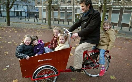 DEN HAAG: In de steden reden ze al, maar de bakfiets is nu ook vaker in de provincie te zien, vooral in plaatsen waar het parkeren met de auto lastig en kostbaar is. De brancheorganisatie Rai spreekt dan ook niet van een modegril, maar van een blijvend fe